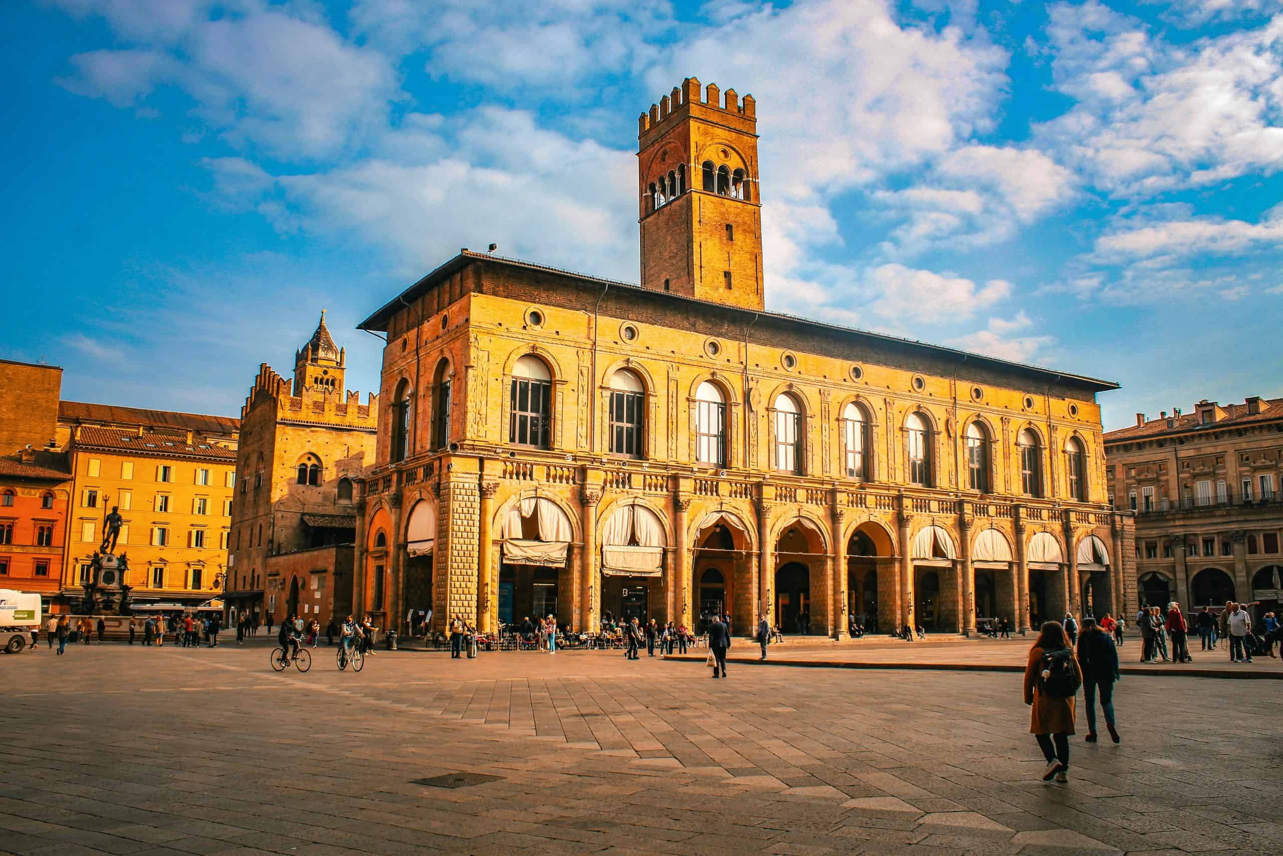People standing in front of Palazzo del Podesta