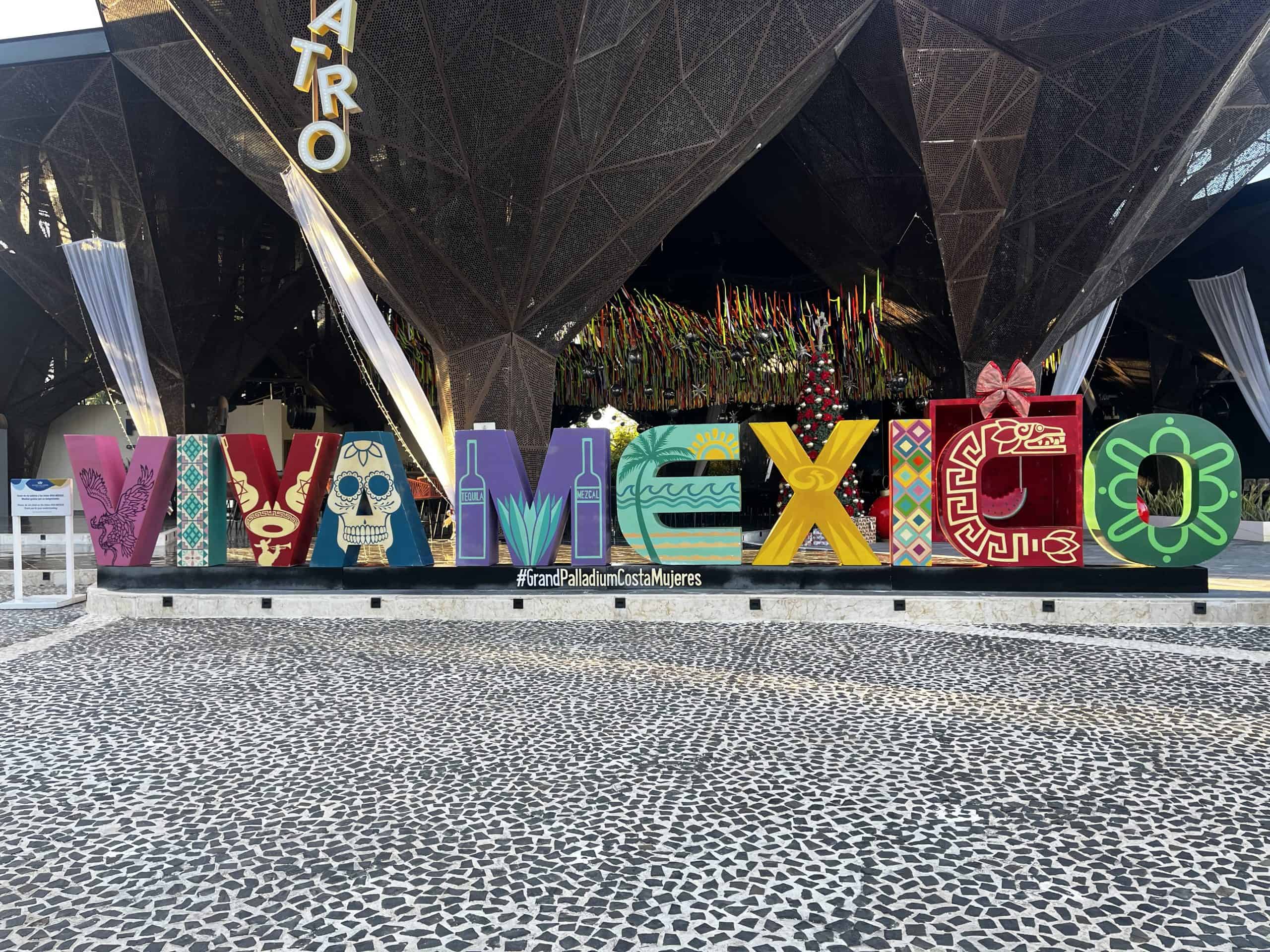 Viva Mexico spelled out and colorfully decorated